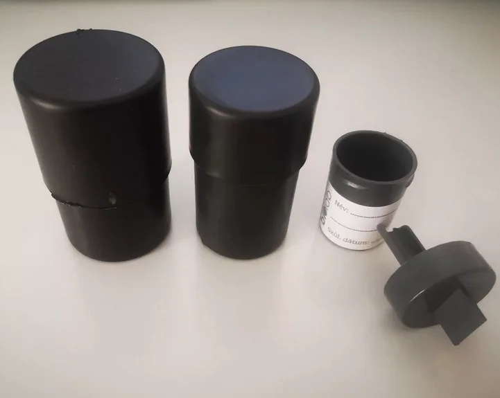 Postázható széklettartály